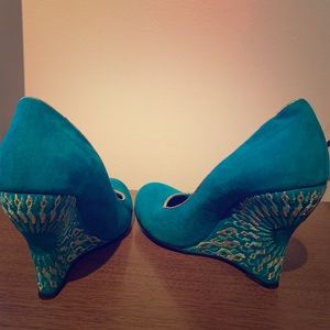 Turquoise pumps